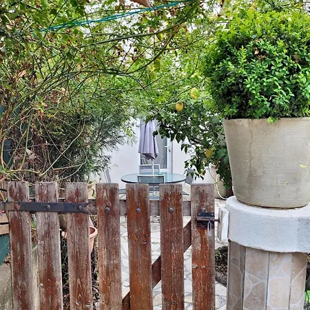 Cosy: Garden Retreat In Sur Apartment